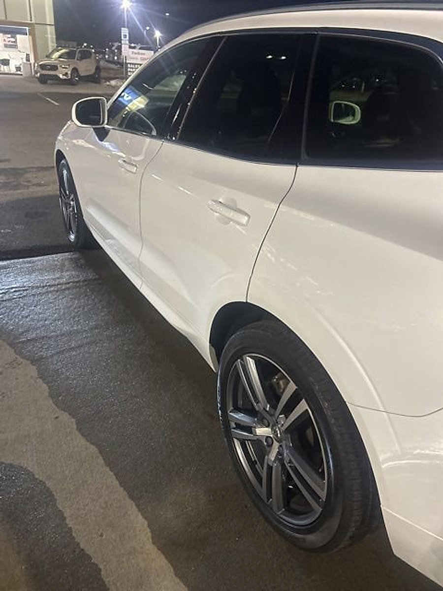 Used 2018 Volvo XC60 T5 Momentum w/ Vision Package AWD/4WD image 11