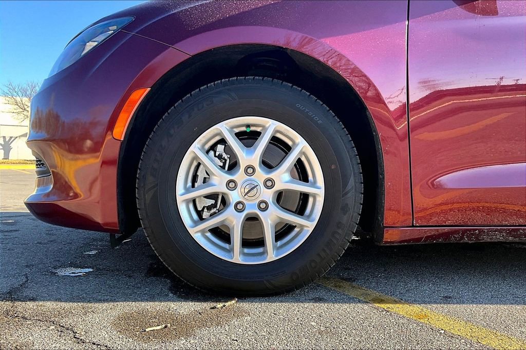 Used 2022 Chrysler Voyager LX image 8