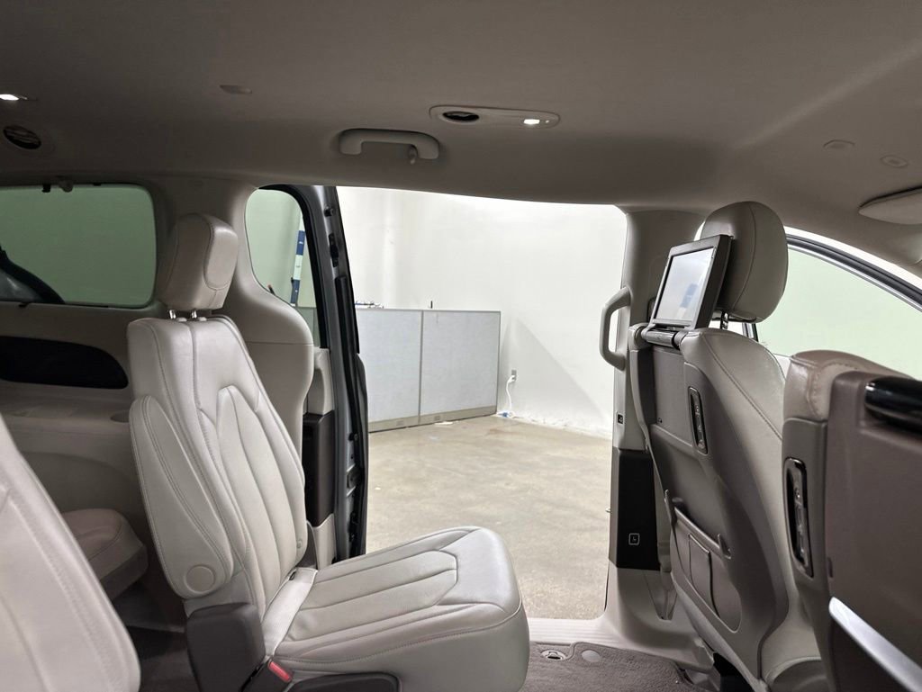 Used 2020 Chrysler Pacifica Touring-L Plus w/ Advanced Safetytec Group FWD image 22