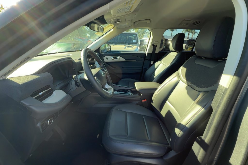Used 2025 Ford Explorer Active w/ Active Comfort Package RWD image 11
