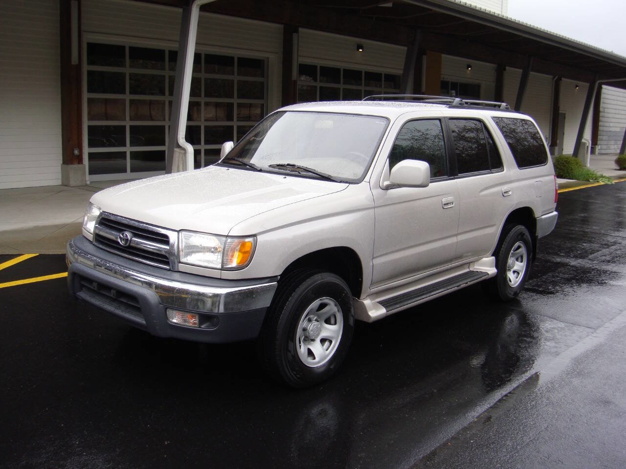 Used 2000 Toyota 4Runner SR5 image 2