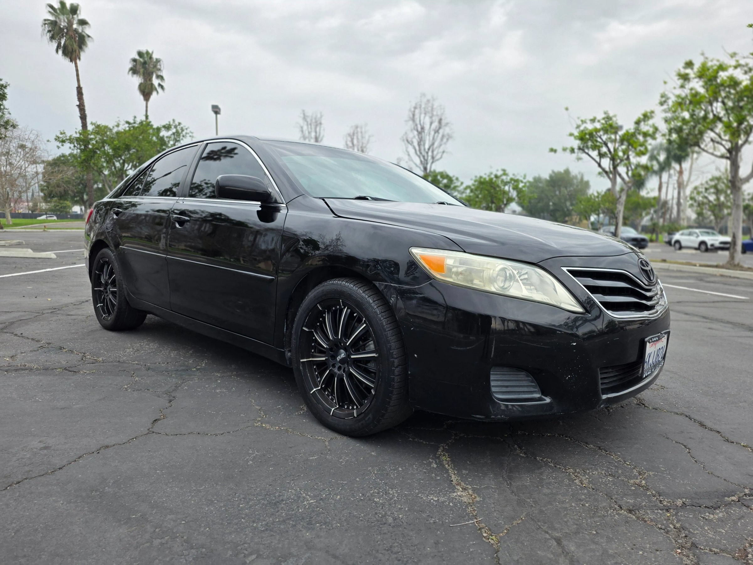 Used 2010 Toyota Camry LE FWD image 1