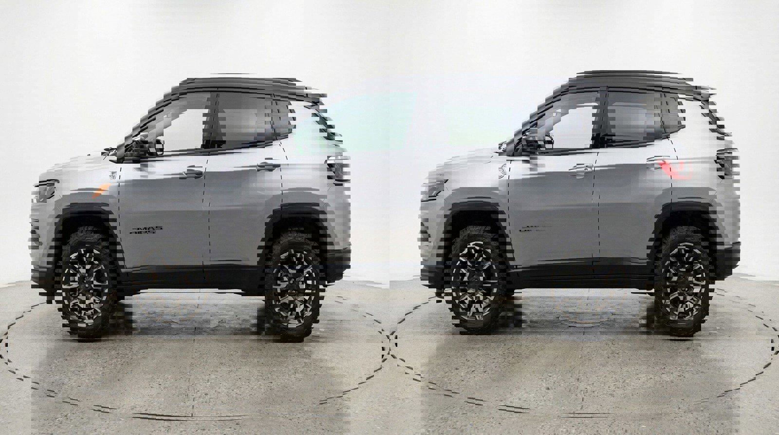 Used 2025 Jeep Compass Trailhawk image 4