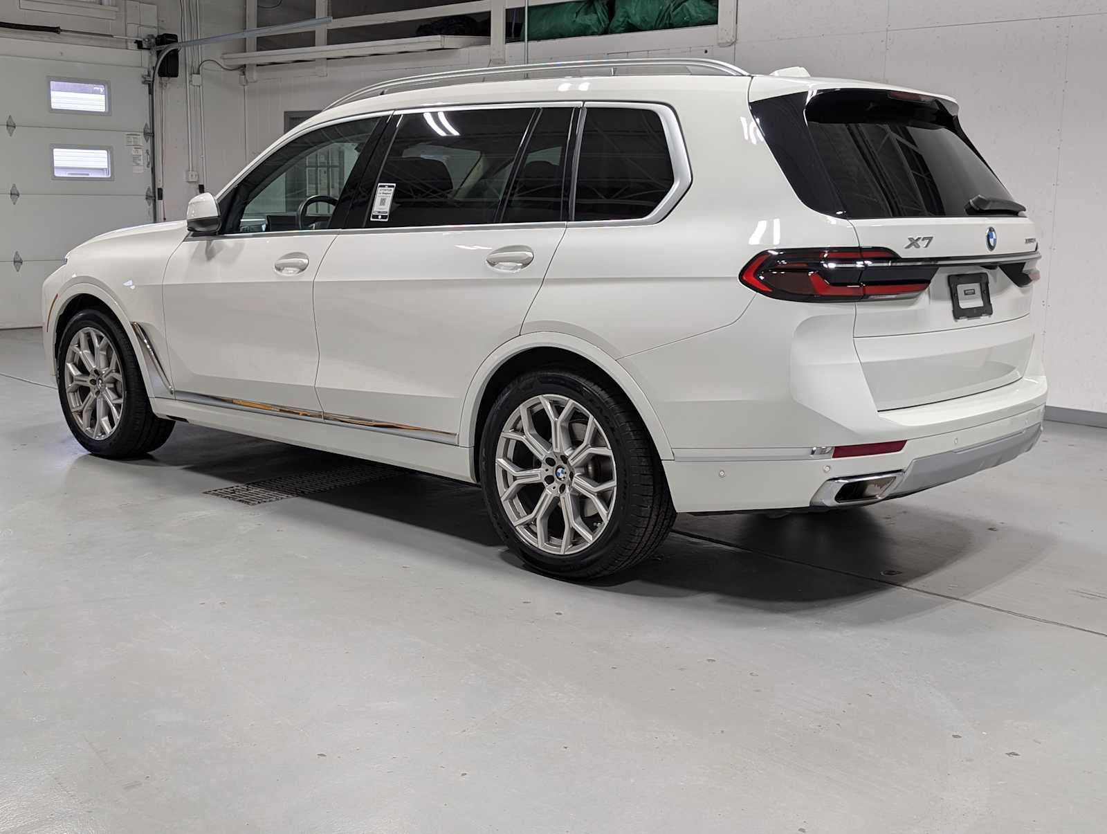 Used 2023 BMW X7 xDrive40i w/ Climate Comfort Package image 9