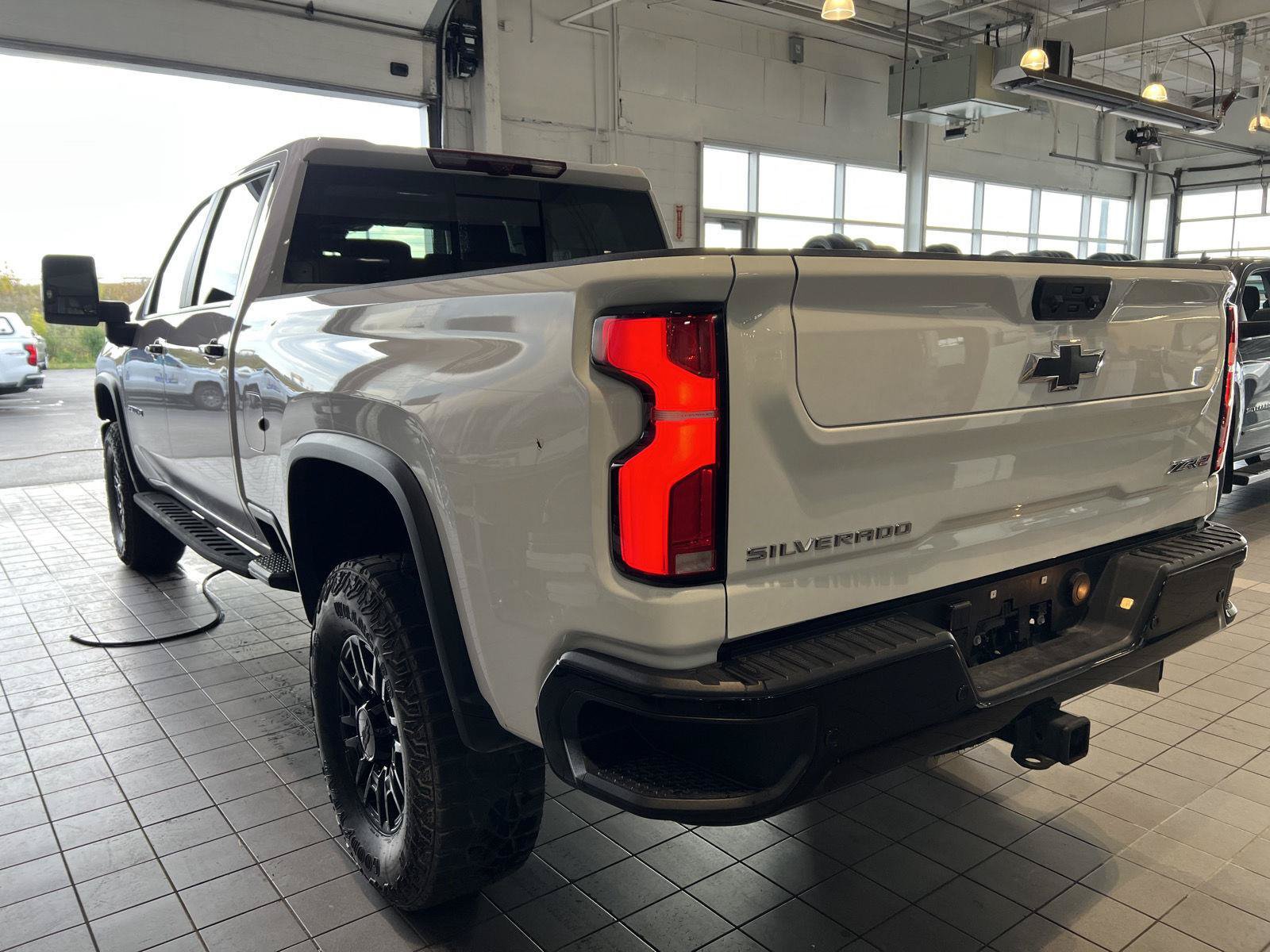 Used 2025 Chevrolet Silverado 2500 ZR2 w/ Technology Package AWD/4WD image 6