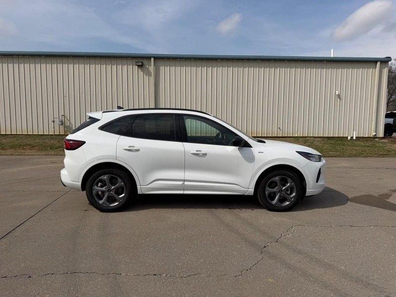 Used 2023 Ford Escape ST-Line image 2