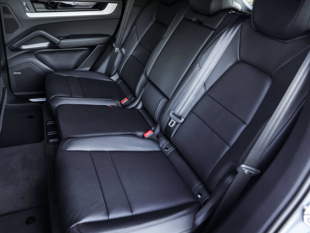 Certified 2026 Porsche Cayenne AWD/4WD image 31