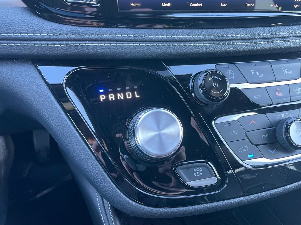 Used 2025 Chrysler Pacifica Limited image 13