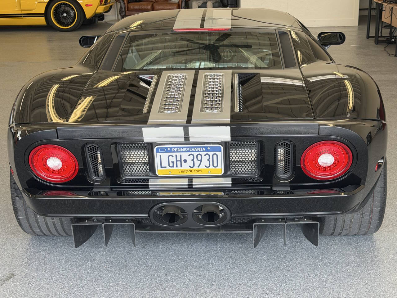 Used 2005 Ford GT RWD image 19