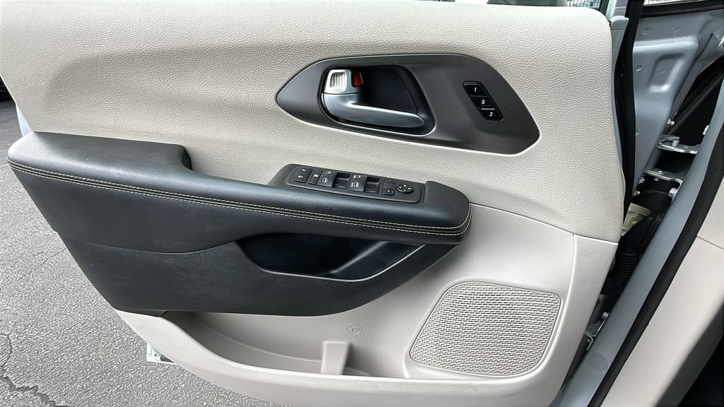 Used 2024 Chrysler Pacifica Touring-L FWD image 13