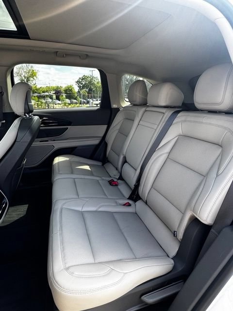 Used 2025 Lincoln Nautilus Premier AWD/4WD image 9