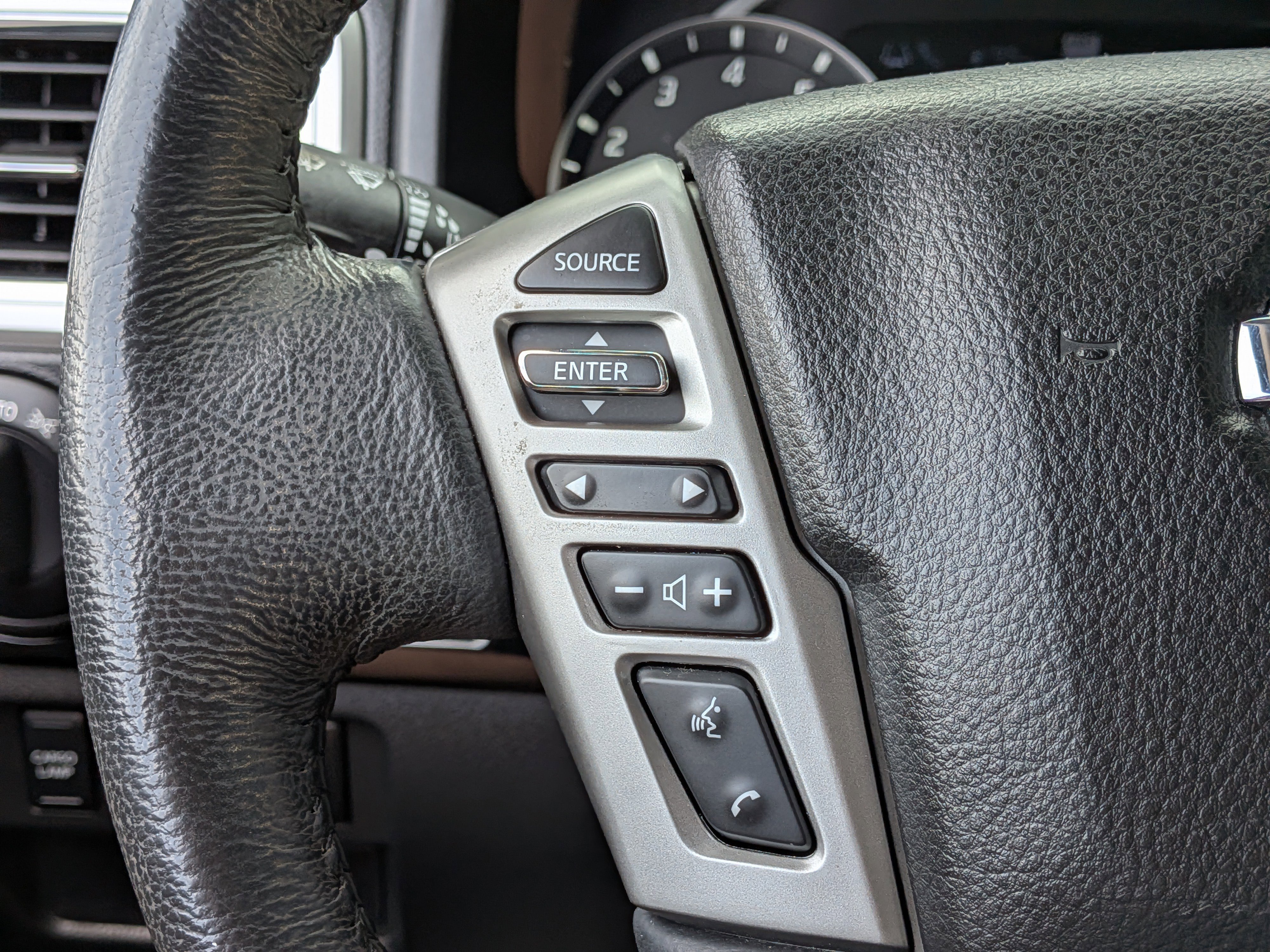 Used 2021 Nissan Titan SV w/ SV Convenience Package image 24