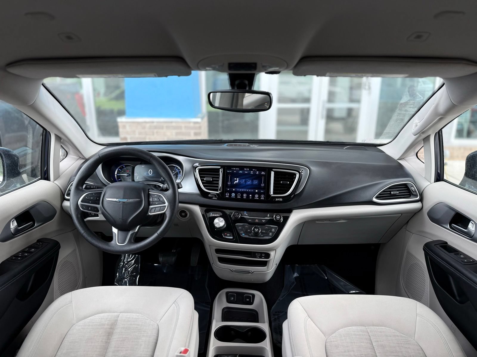 Used 2018 Chrysler Pacifica Touring Plus FWD image 2