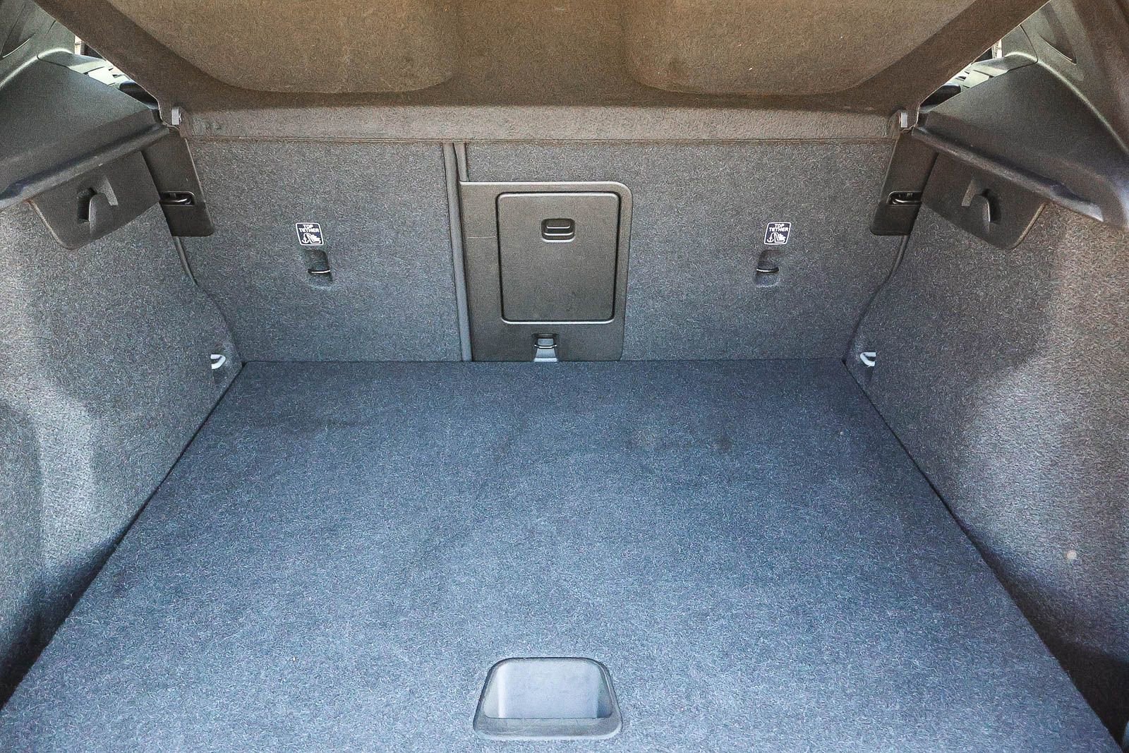 Used 2025 Volvo XC40 B5 Core image 28