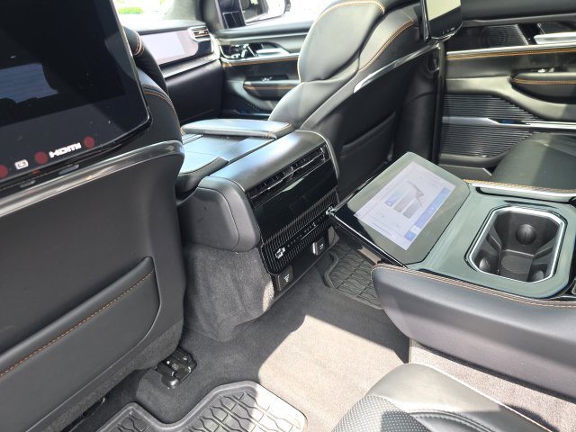 Used 2025 Jeep Grand Wagoneer Series III w/ Rear Seat Video Group 1 AWD/4WD image 32