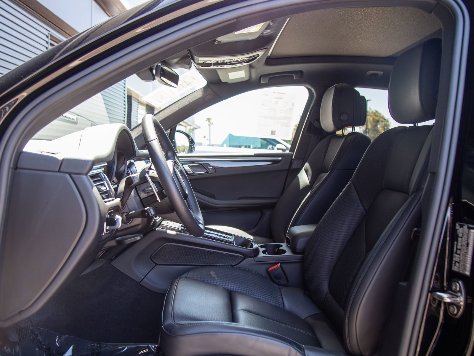 Certified 2025 Porsche Macan AWD/4WD image 5