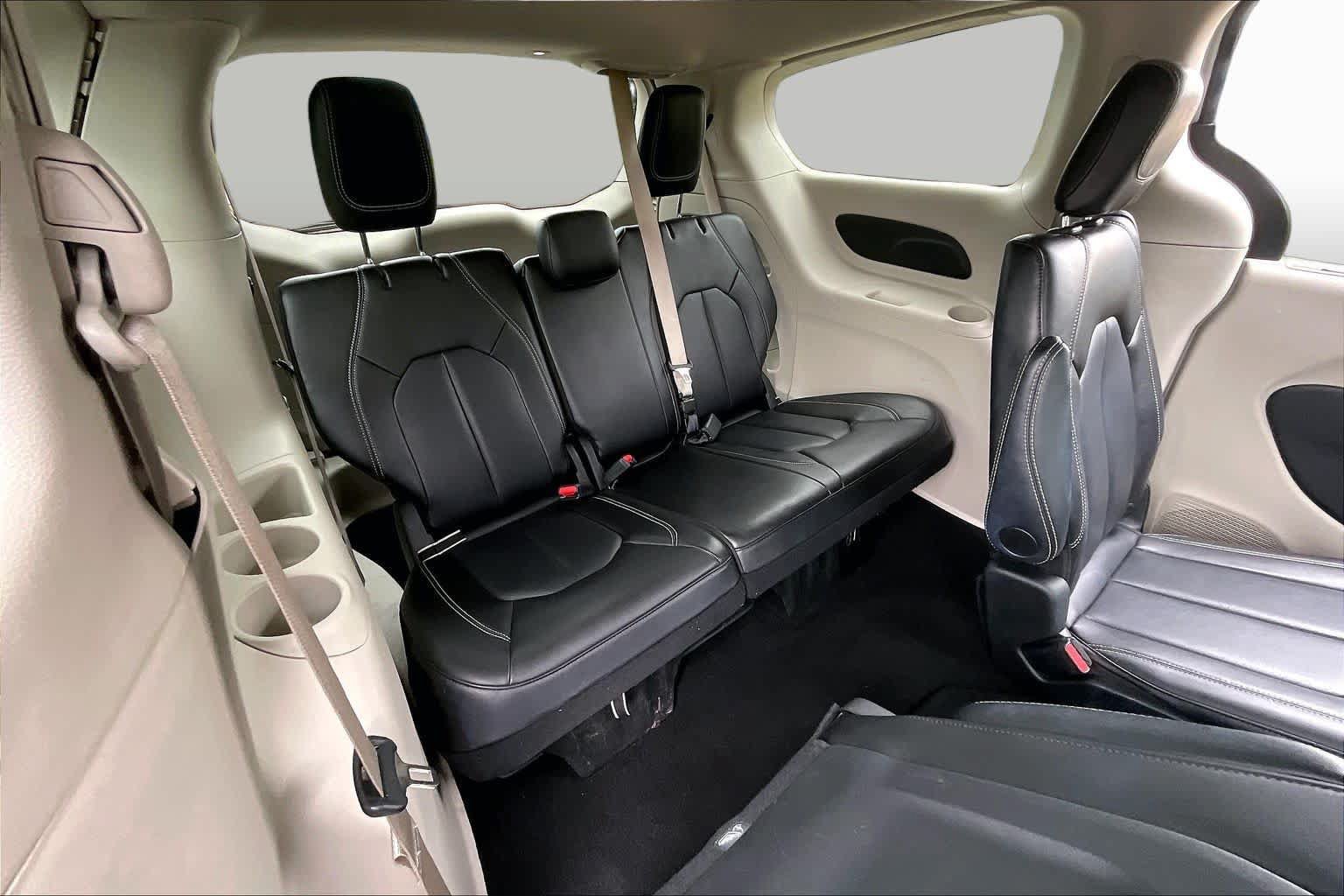Used 2024 Chrysler Pacifica Touring-L FWD image 35