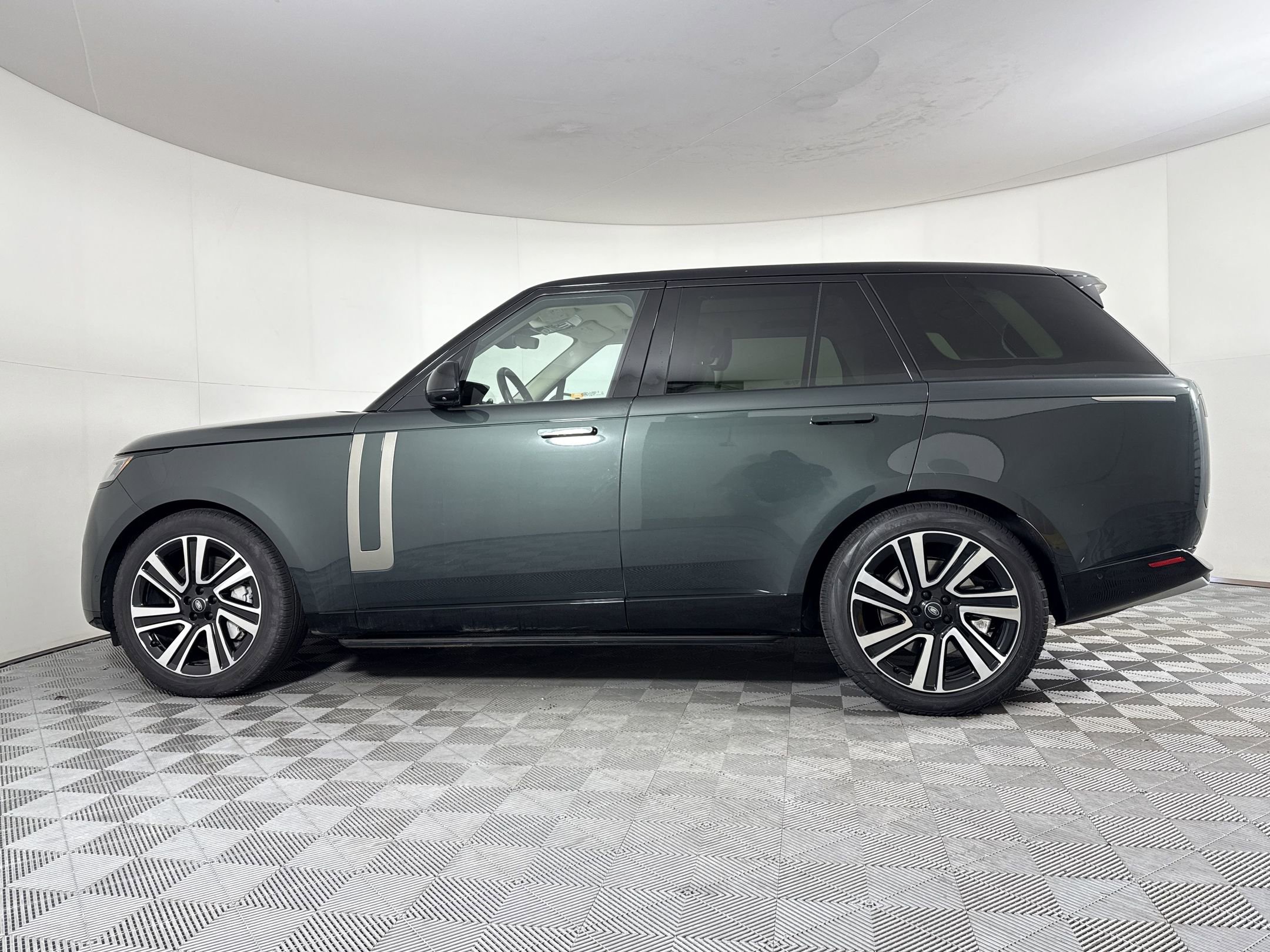 Used 2023 Land Rover Range Rover SE image 2