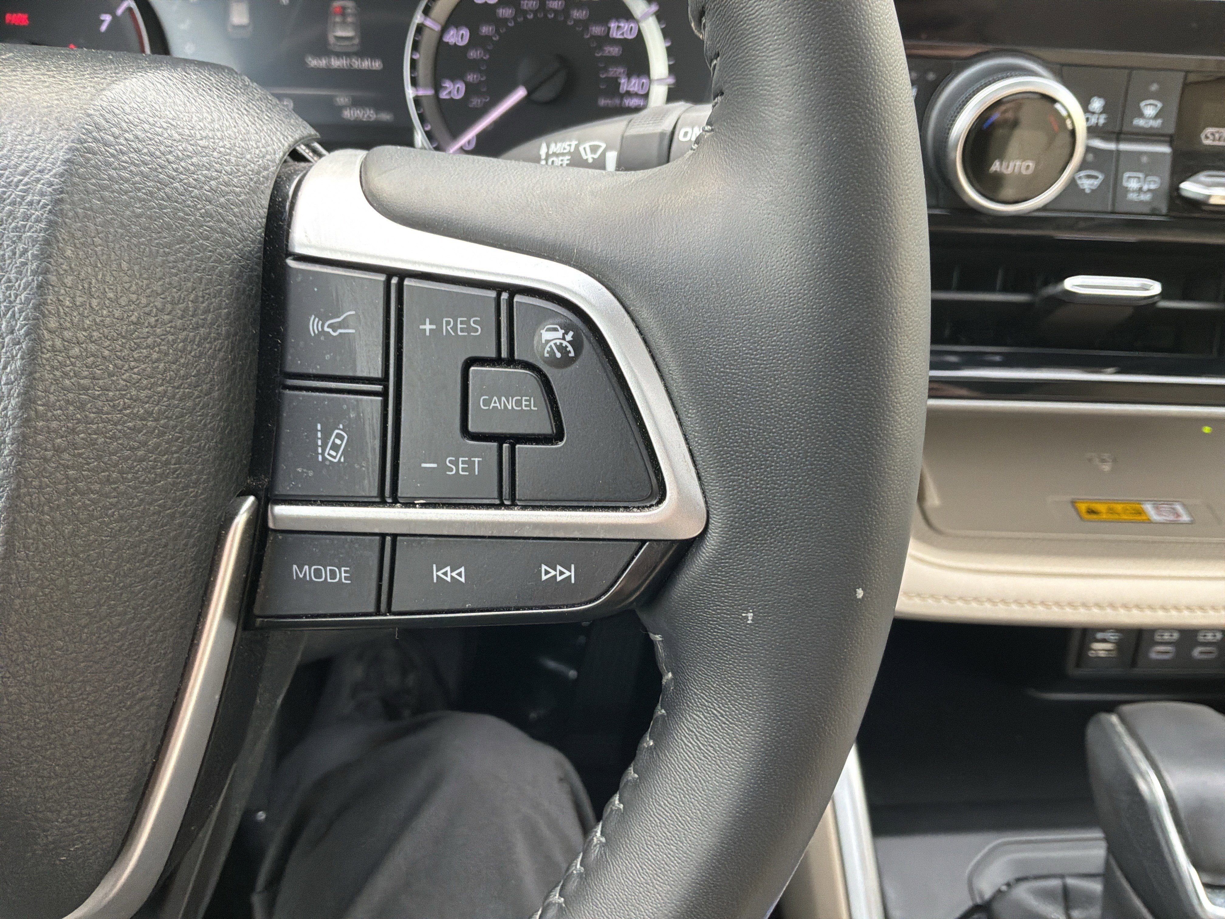 Used 2023 Toyota Highlander XLE image 20