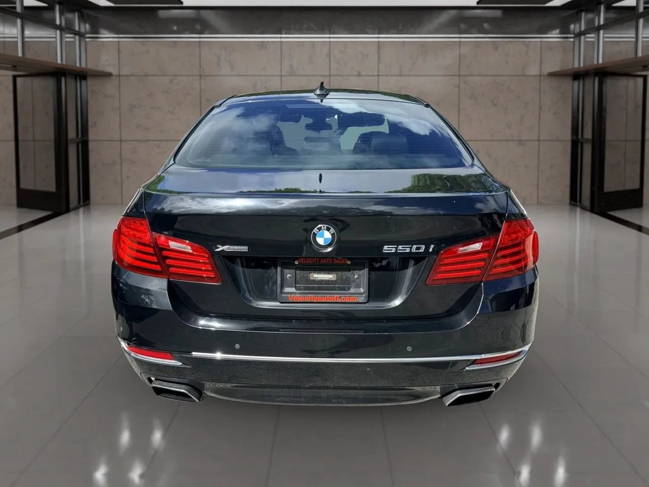 Used 2015 BMW 550i xDrive Sedan w/ Technology Package AWD/4WD image 4
