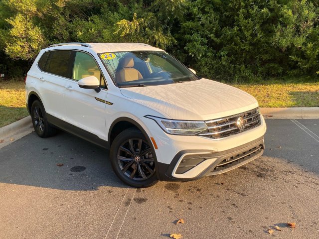 Used 2024 Volkswagen Tiguan SE FWD image 1