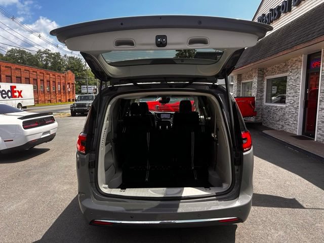 Used 2023 Chrysler Pacifica Touring-L FWD image 31