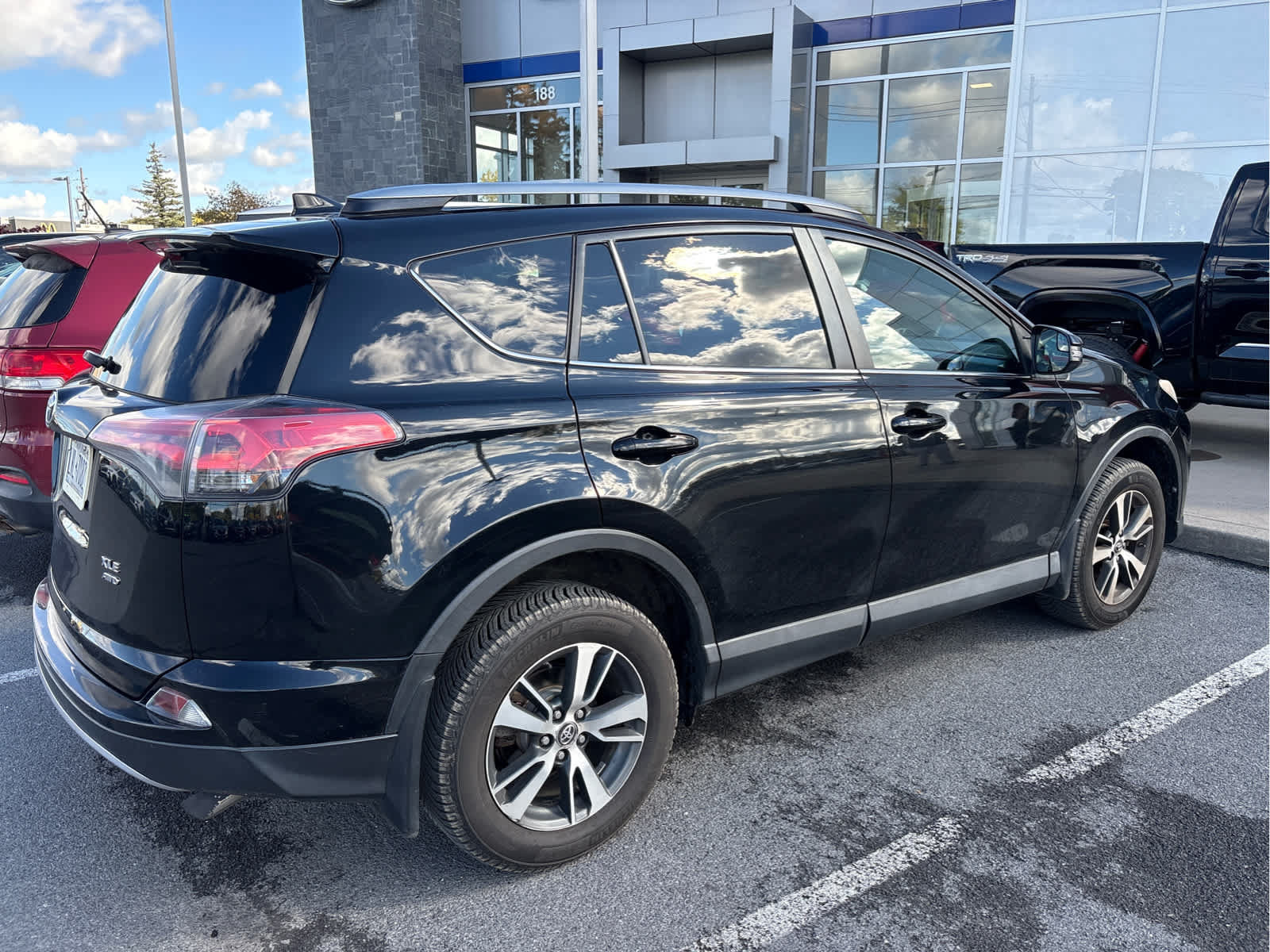Used 2017 Toyota RAV4 XLE w/ All Weather Liner Package AWD/4WD image 4