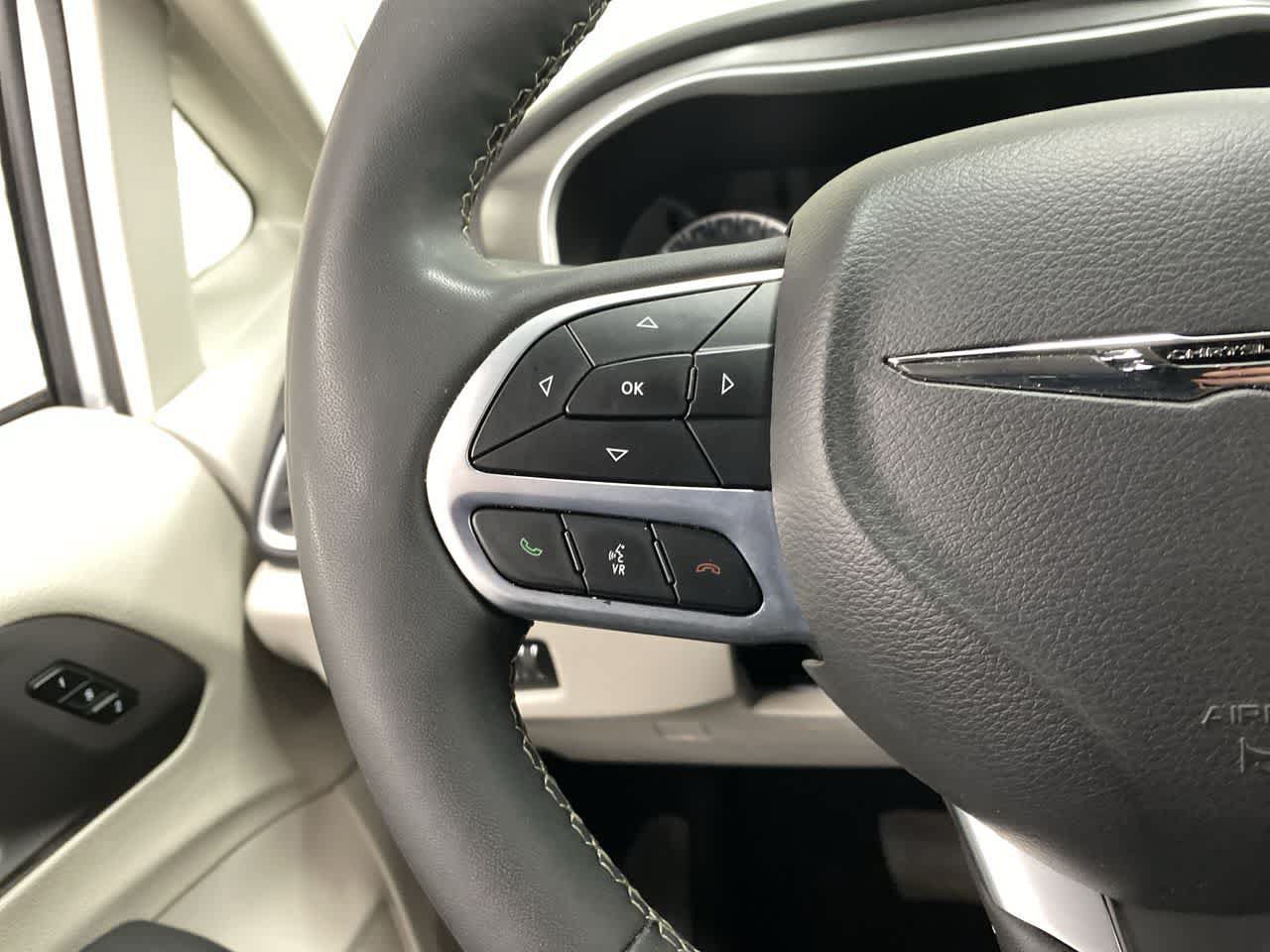 Used 2024 Chrysler Pacifica Touring-L FWD image 22
