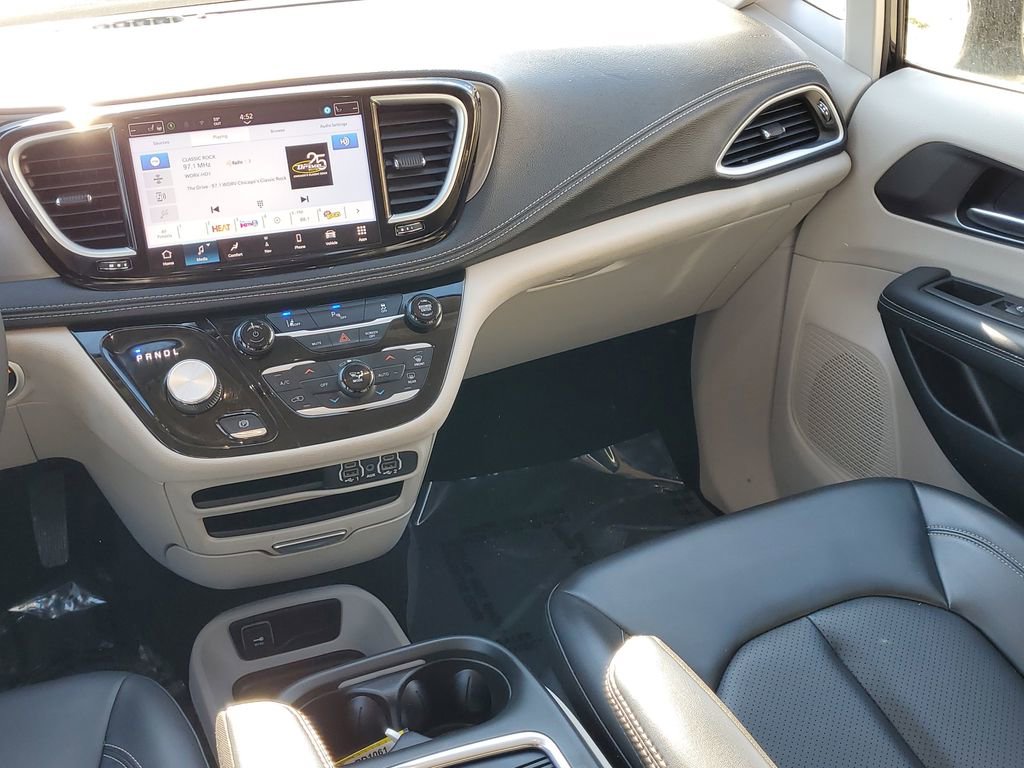 Used 2024 Chrysler Pacifica Limited FWD image 13