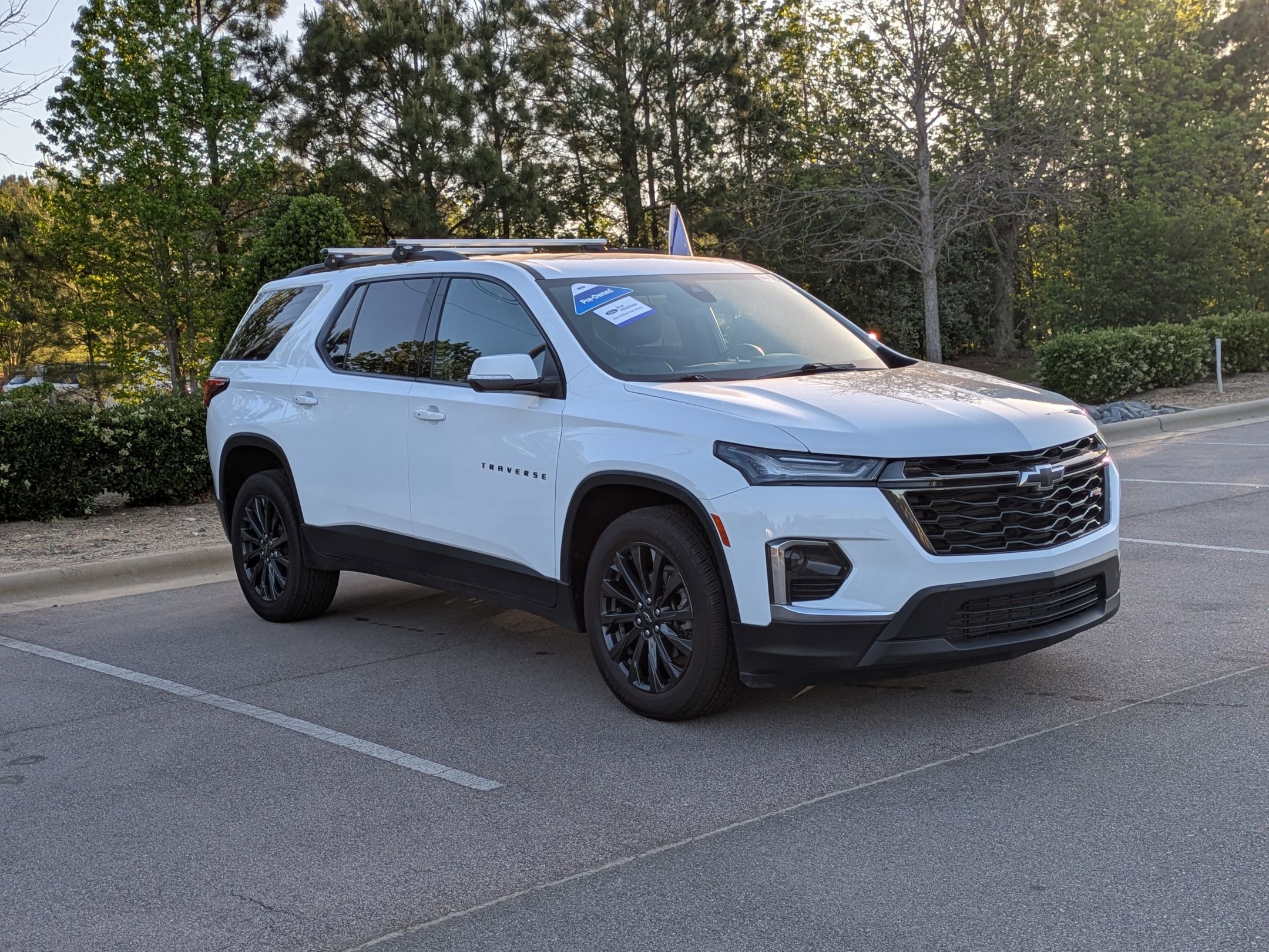Used 2023 Chevrolet Traverse RS FWD image 1