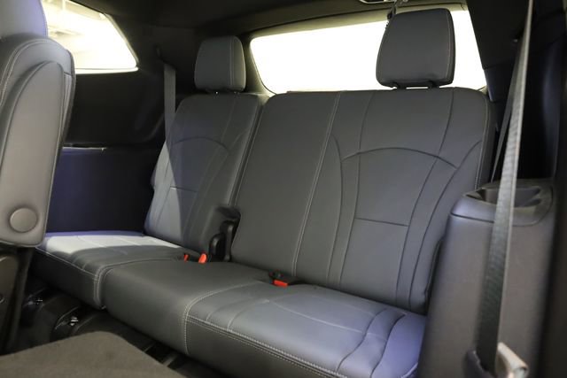 Used 2024 Buick Enclave Essence w/ LPO, Touring Package image 31