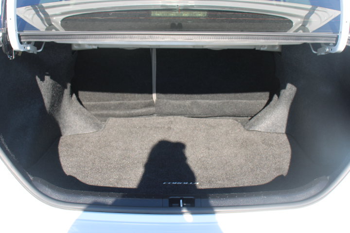 Used 2017 Toyota Corolla LE w/ Carpet Mat Package (TMS) FWD image 14