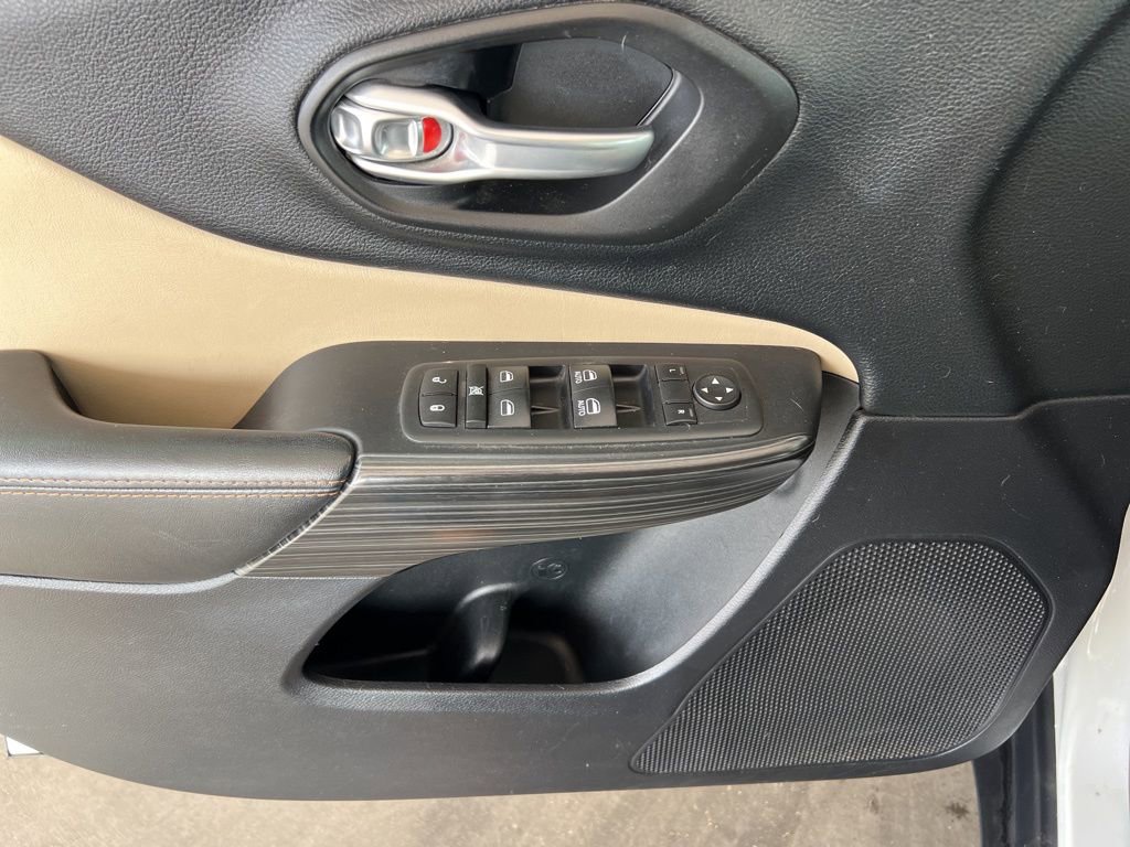 Used 2017 Jeep Cherokee Limited image 19