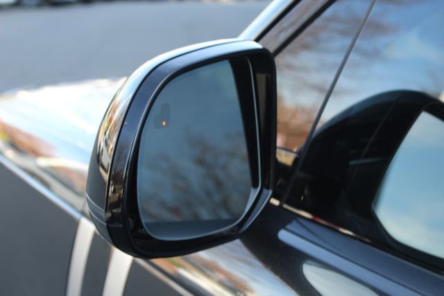 Used 2025 Land Rover Range Rover SV image 13