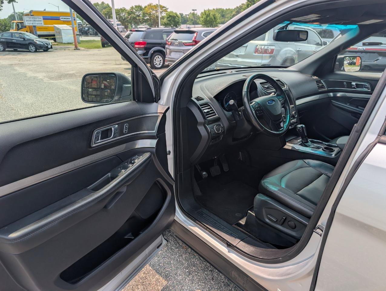 Used 2019 Ford Explorer XLT w/ Equipment Group 202A FWD image 12