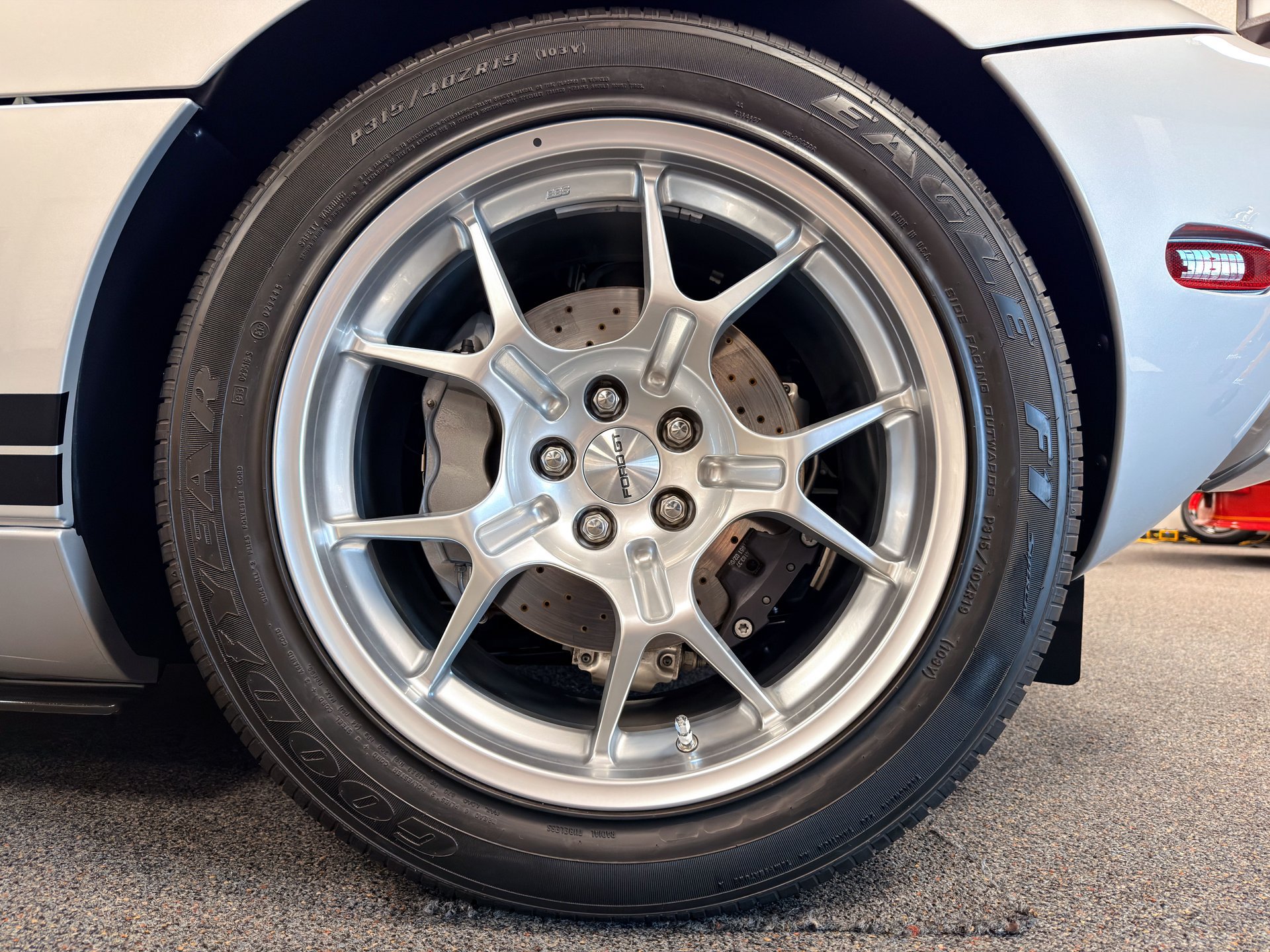 Used 2005 Ford GT RWD image 20