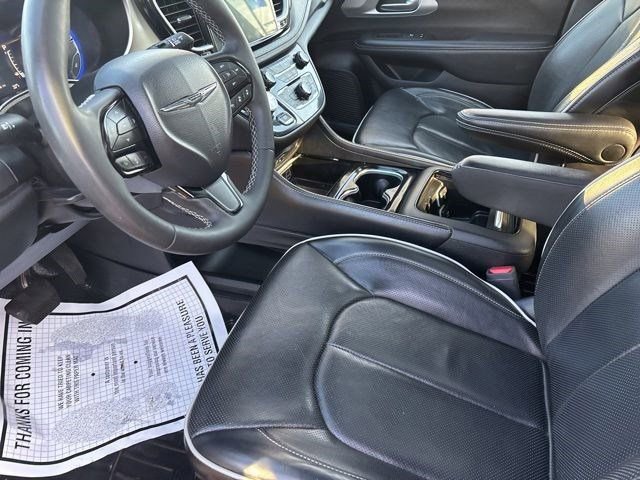 Used 2023 Chrysler Pacifica Limited w/ Uconnect Theater Family Group image 11