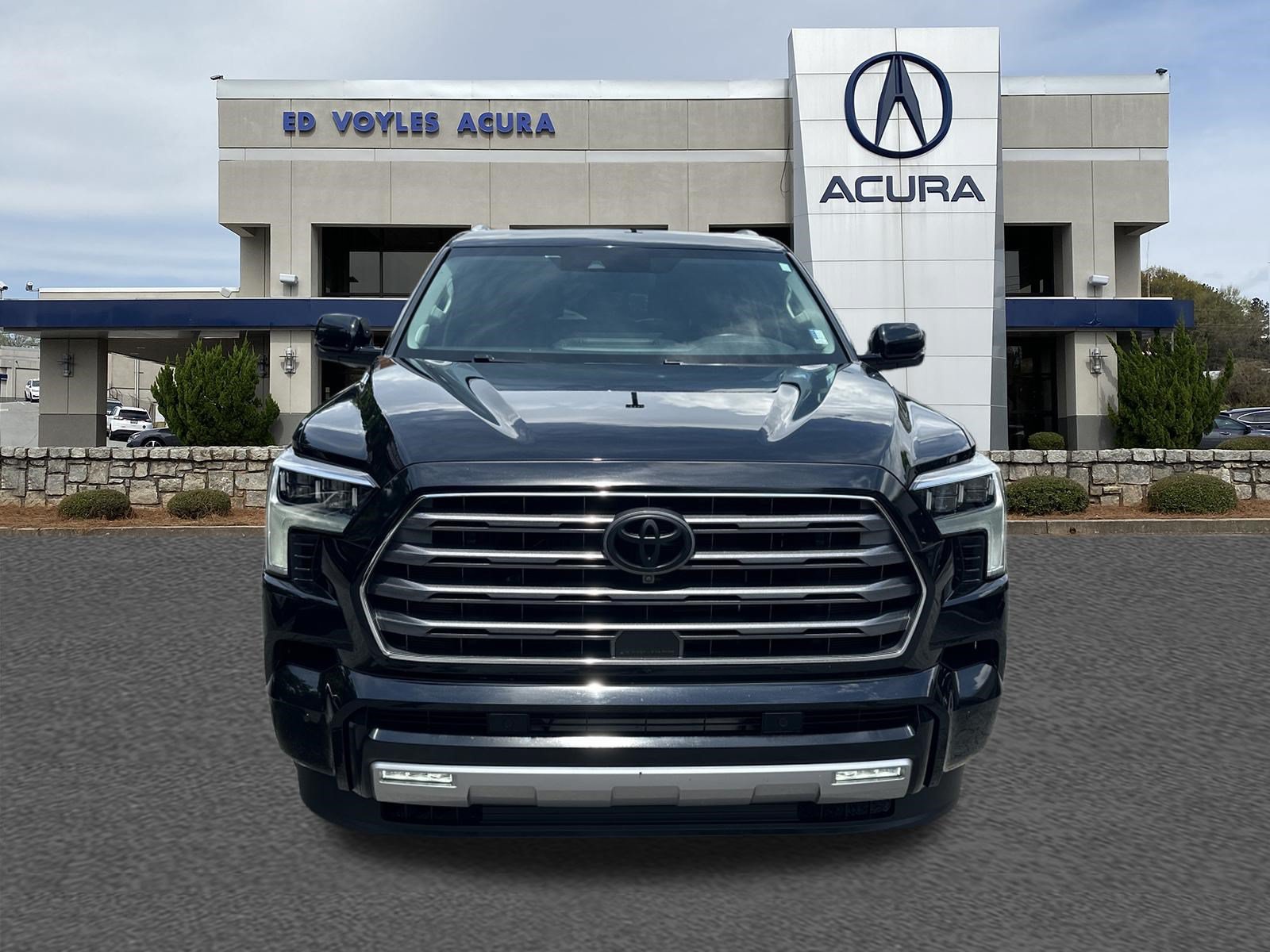 Used 2024 Toyota Sequoia Limited w/ Tow Technology Package AWD/4WD image 2