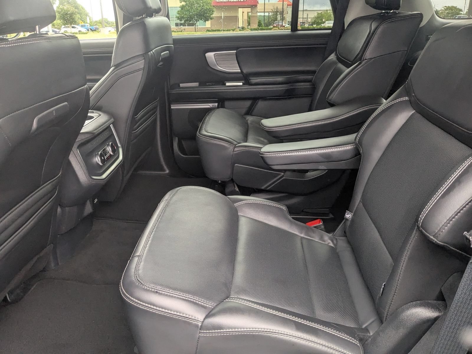 Used 2025 Ford Expedition Platinum AWD/4WD image 31