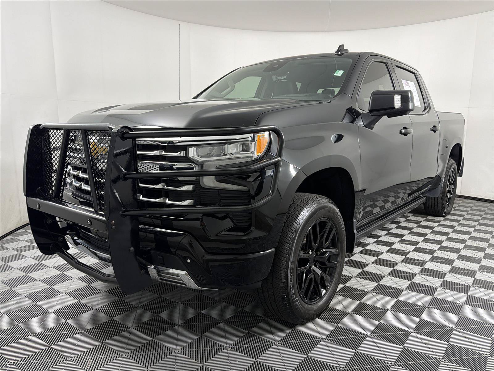 Used 2022 Chevrolet Silverado 1500 LTZ w/ LTZ Premium Package AWD/4WD image 3