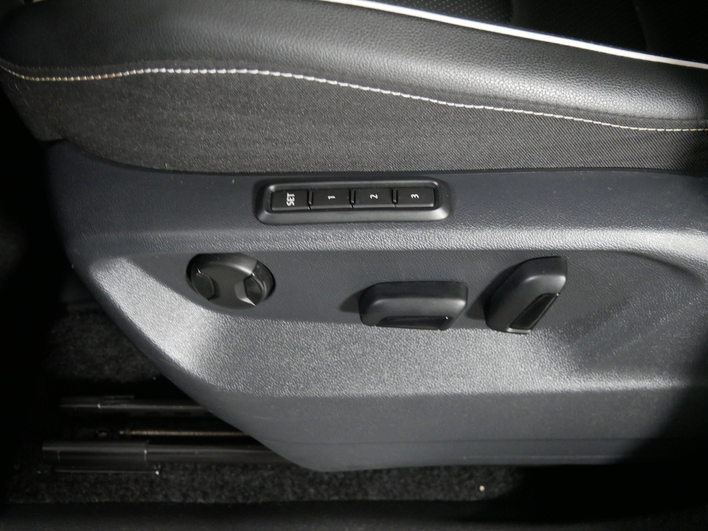 Used 2023 Volkswagen Tiguan SEL R-Line image 20