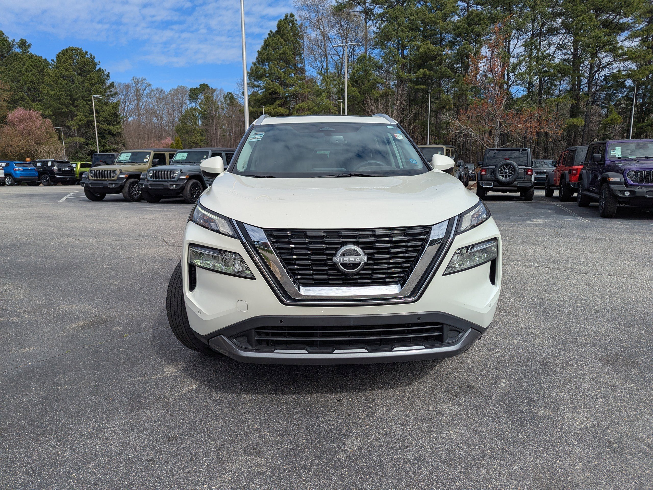 Used 2023 Nissan Rogue SL w/ SL Premium Package image 2