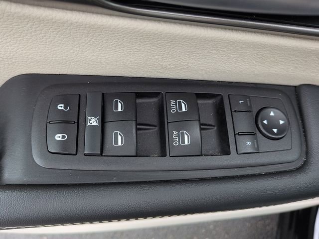 Used 2024 Chrysler Pacifica Touring-L image 16