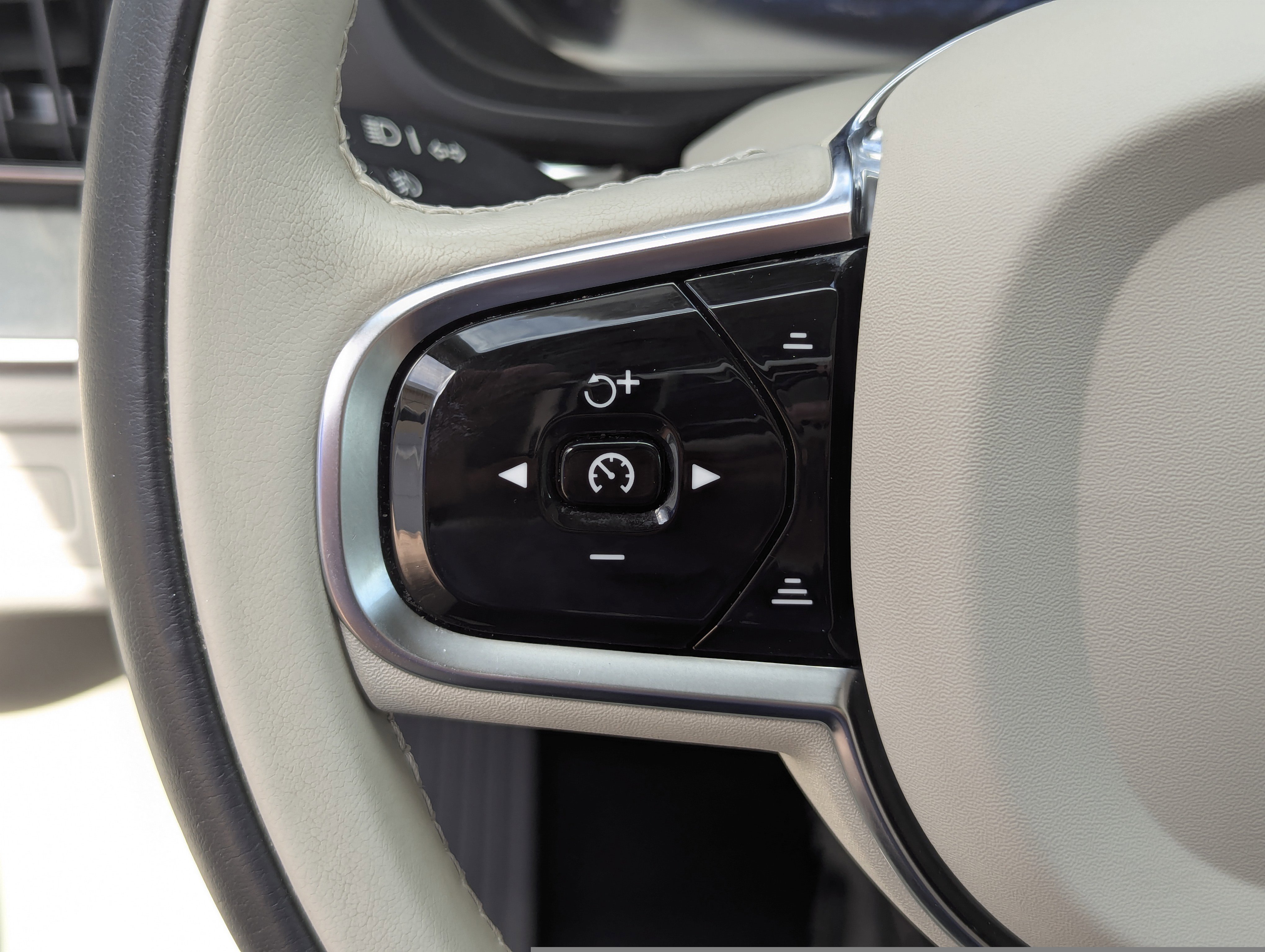 Used 2024 Volvo XC60 B5 Plus w/ Protection Package Premier AWD/4WD image 34