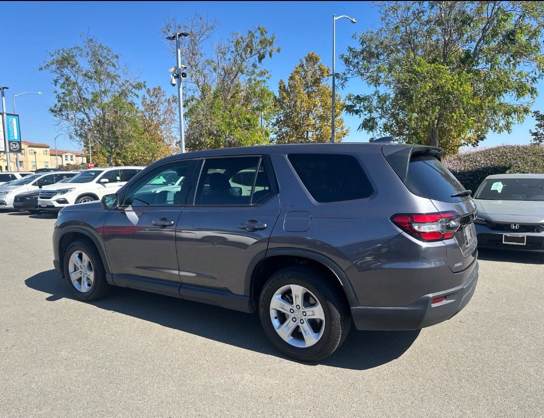 Used 2023 Honda Pilot LX image 4