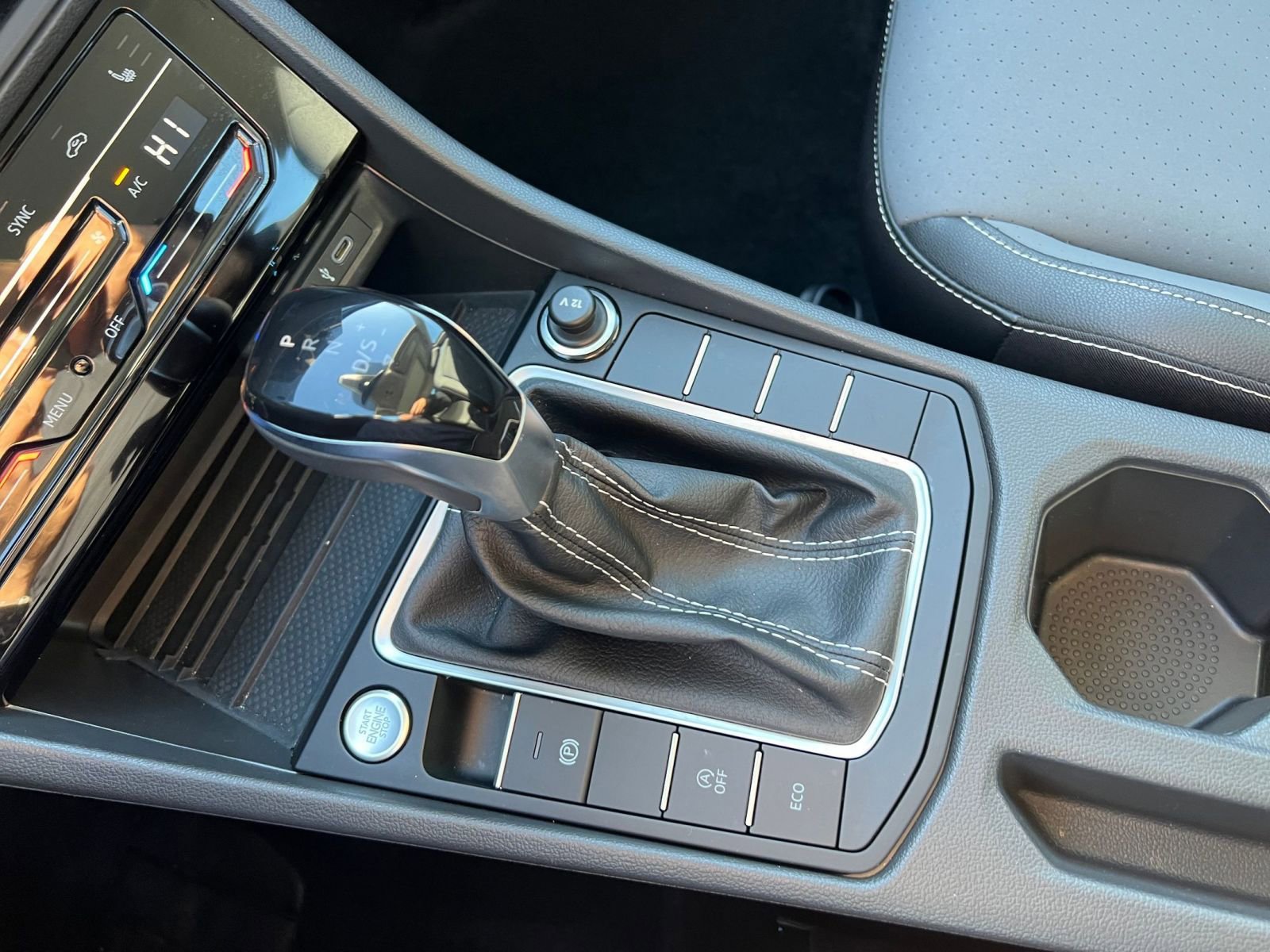 Used 2025 Volkswagen Jetta SE image 40