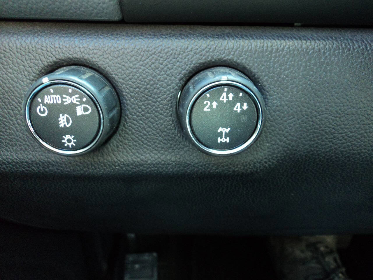 Used 2015 Chevrolet Colorado Z71 w/ LPO, Gearon Divider Package AWD/4WD image 19