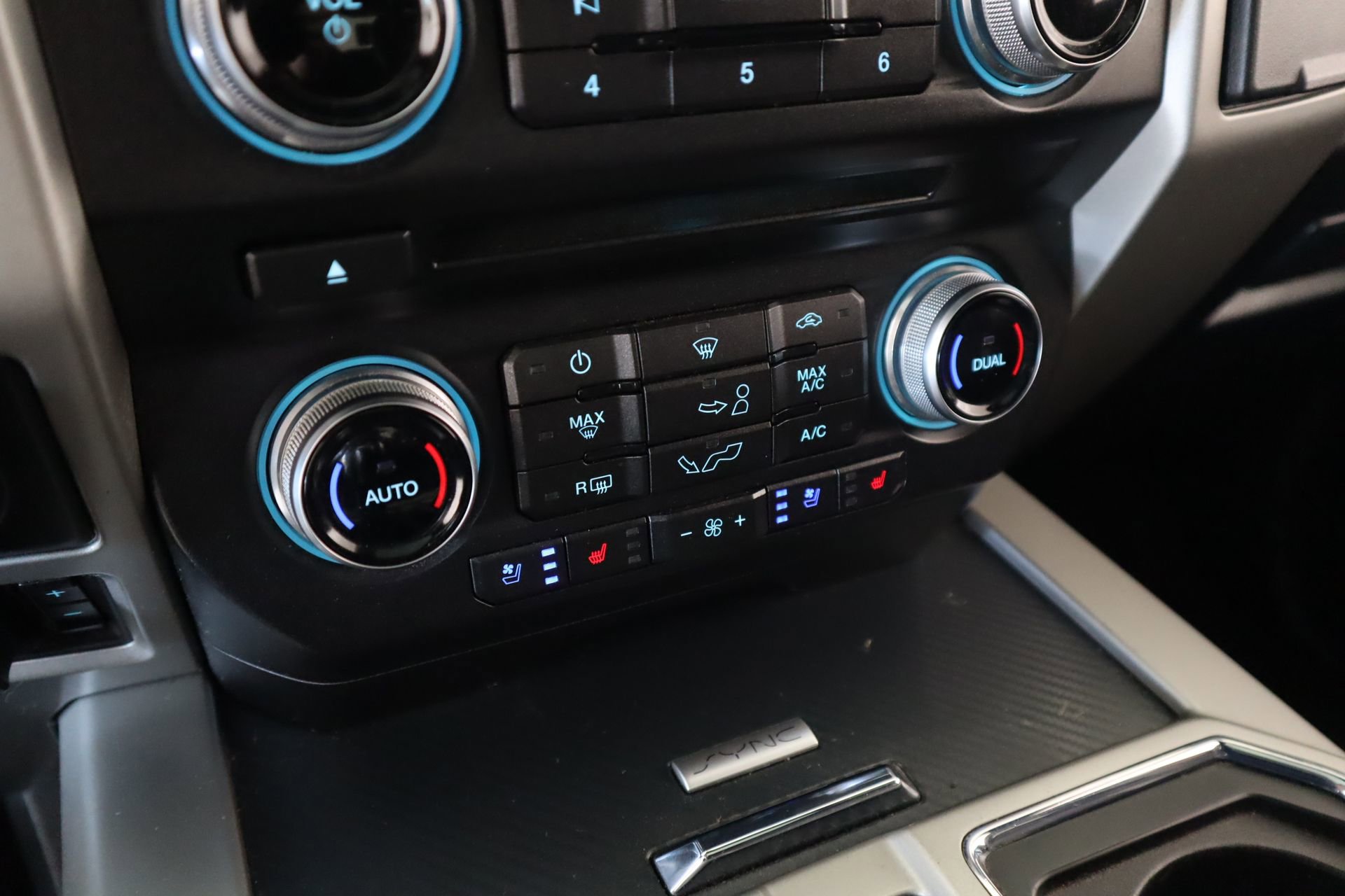 Used 2018 Ford F150 Lariat w/ Equipment Group 502A Luxury image 8