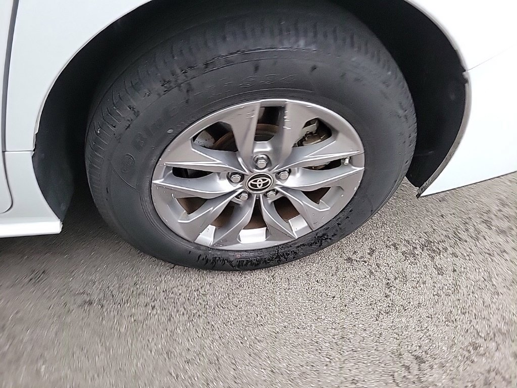 Used 2025 Toyota Sienna LE FWD image 5