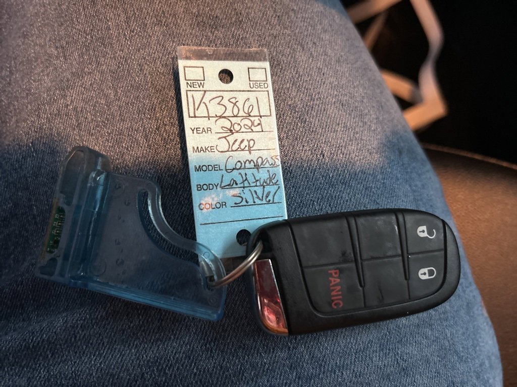 Used 2024 Jeep Compass Latitude image 11